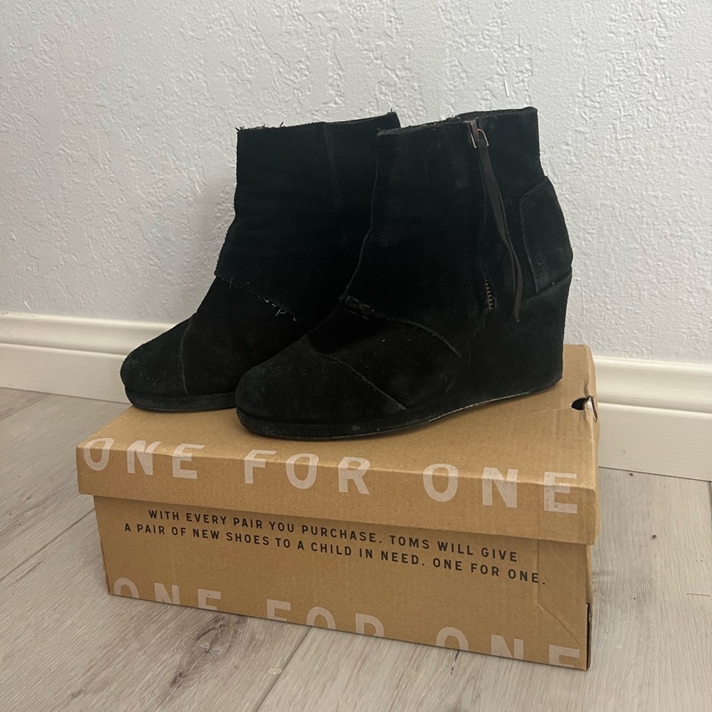 TOMS WMN Size 6.5 US- Desert Wedge High in Black